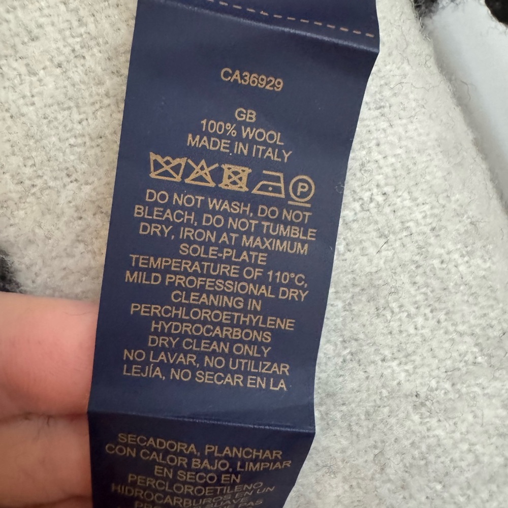 LV Medallion Scarf - Picture 7 of 8